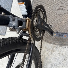 cannondaleマウンテンバイクと空気入れの画像