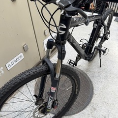 cannondaleマウンテンバイクと空気入れの画像