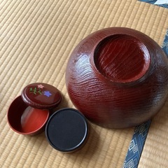 大きな鉢と小さな小物入れの画像