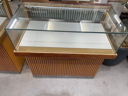 ショーケース✖️2個　　照明、棚付き