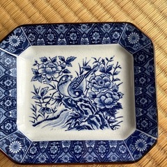 和皿　雀の絵付けの角皿の画像