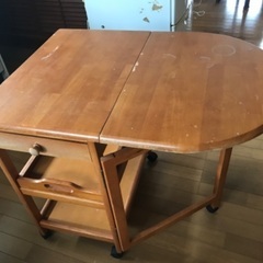 木製テーブル付きワゴンの画像