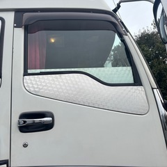 いすゞ　NEWギガ　ウィンドウパネル　ドアパネル　ウロコ模様の画像