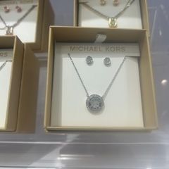 Michaelkoss ピアスネックレスセットの画像