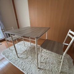 テーブルと椅子の3点セット
