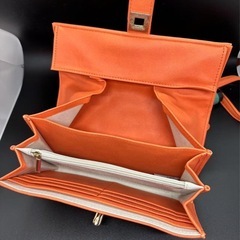 オレンジ クラッチバッグ 取り外しストラップ付きの画像