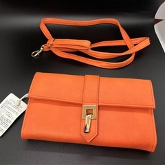 オレンジ クラッチバッグ 取り外しストラップ付きの画像