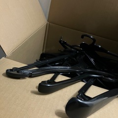 たくさんのハンガーの画像