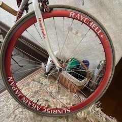 Raychell+(レイチェルプラス) ロードバイク 700C R+714 SunRise クロモリフレーム シマノ14段変速 コイルワイヤー錠/前後シリコンLEDライト付属 ホワイト/レッドの画像