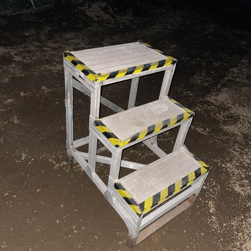 アルミ製の階段　脚立