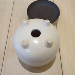 小さな植木鉢、水受け皿つきの画像