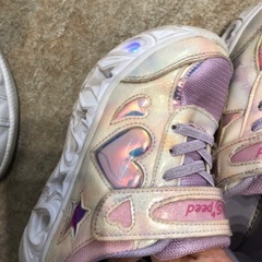 
レインブーツと 光るスニーカーの画像
