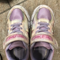 
レインブーツと 光るスニーカーの画像