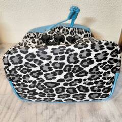 お値下げ致しました。ティピィカレン ハンドバッグ ブルー レオパード ティピィカレン HI ブルー レオパード ドローストリングバッグの画像