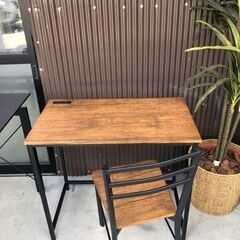デスクと椅子セットの画像