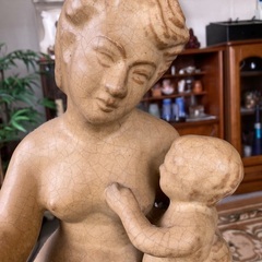 女性と子供の置き物の画像