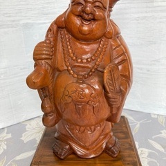 木製の縁起の良い布袋さんの置き物ですの画像