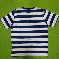 ストライプデザインのミッキーマウスTシャツ。の画像