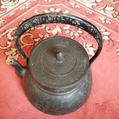 鶴のデザイン鉄瓶の画像