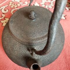 古い鉄瓶の画像