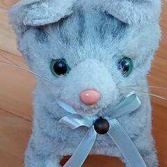 かわいく動く猫のぬいぐるみの画像