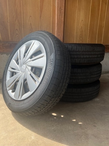 中古ノーマルスチールホイール付き155/65R14ダイハツキャップ付き履き替え無料