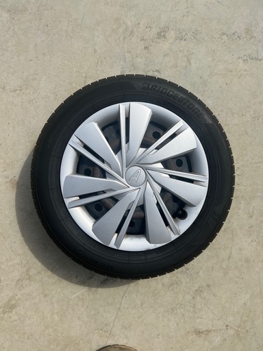 中古ノーマルスチールホイール付き155/65R14ダイハツキャップ付き履き替え無料