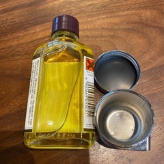 ぺんチングオイルと入れ物の画像