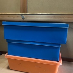 巨大な缶箱