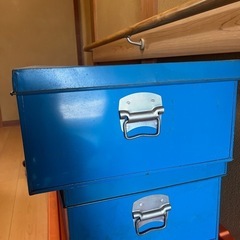 巨大な缶箱の画像