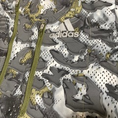 adidas 迷彩柄 ナイロン　ジャケットスポーツ　ジョギング　スポーツ観戦の画像