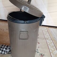 足踏みペダル付ゴミ箱の画像