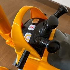 乗って遊べるショベルカーの画像
