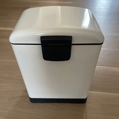レバー開閉式ゴミ箱 の画像
