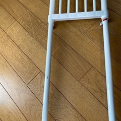 突っ張り棚（一部錆あり）の画像