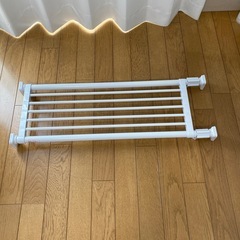 突っ張り棚（一部錆あり）の画像
