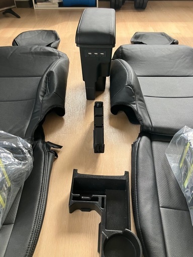 【新品・美品】新型JB64ジムニー専用パーツ７点セット❣️・シートカバー・ラゲッジマット・ドリンクホルダー・コンソールボックス・トレイ