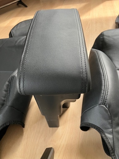 【新品・美品】新型JB64ジムニー専用パーツ７点セット❣️・シートカバー・ラゲッジマット・ドリンクホルダー・コンソールボックス・トレイ
