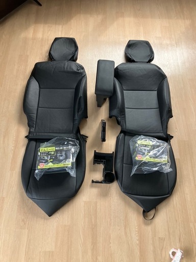 【新品・美品】新型JB64ジムニー専用パーツ７点セット❣️・シートカバー・ラゲッジマット・ドリンクホルダー・コンソールボックス・トレイ・スマホホルダー