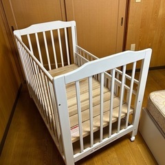 カトージ ベビーベッド マット付きの画像
