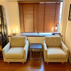 1人掛けソファ 二脚セット カフェ 家具 クッション 机  肘掛け おしゃれ 椅子 イス 喫茶店 ファブリック ベージュ 柔らか素材 リラックス レトロモダン の画像