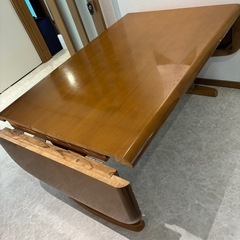 ダイニングテーブルと椅子2脚