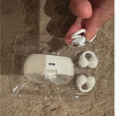 🎧【夏前早割セール】【新品未使用】Bluetooth5.49 イヤーカフ型ワイヤレスイヤホン 耳をふさがない 通話 音楽 ながら聴き 周囲の音が聞こえる 安全設計 通勤 子育て対応 超軽量 長時間装着可 安定接続 遅延なし iPhone Android対応の画像