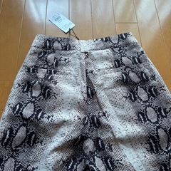 エヴリス 心配タグ付き パイソン柄 パンツの画像