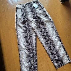 エヴリス 心配タグ付き パイソン柄 パンツの画像