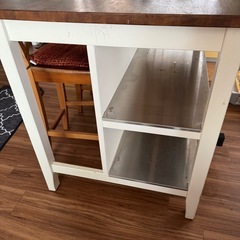 IKEAアイランドキッチンカウンター　椅子3脚付きの画像