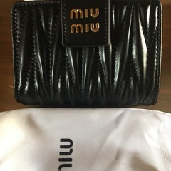 中古品ミュウミュウ黒財布