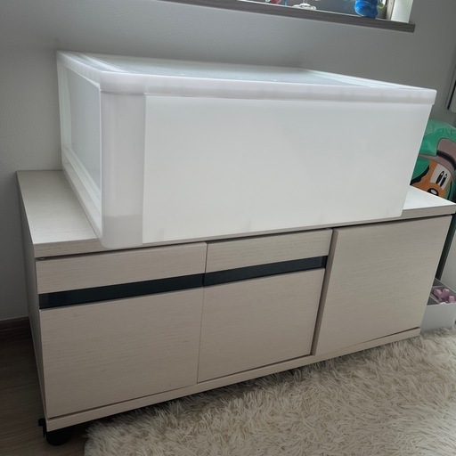 家具　テレビ台とプラスチック製引き出し収納　
