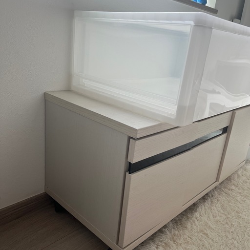 家具　テレビ台とプラスチック製引き出し収納　