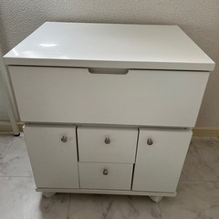 キャスター付きドレッサー